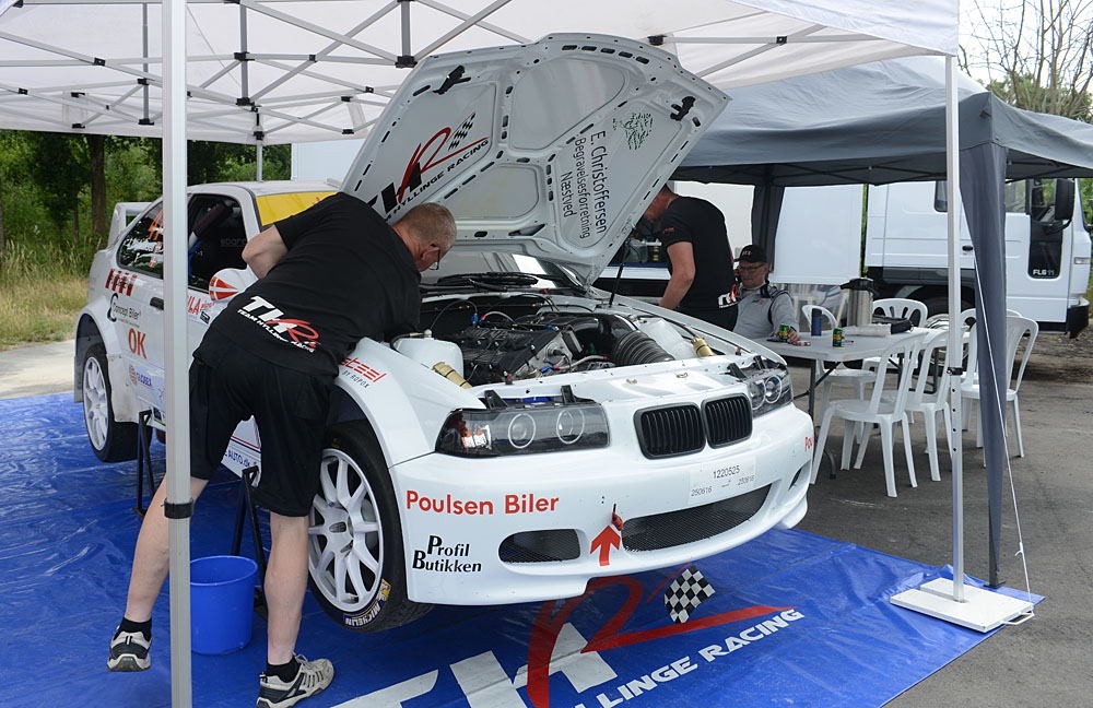 Teamets servicefolk i færd med at pille gearkassen af den lynhurtige BMW M3 Compact
(Foto: Specialpressen)